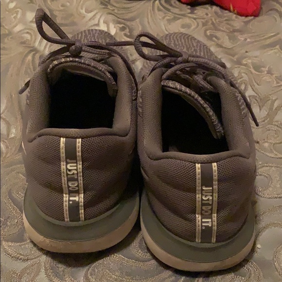 Nike tennis shoes - Picture 3 of 4